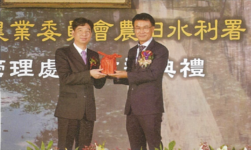 農水署首任署長蔡昇甫(左)從農委會主委陳吉仲(右)手中接下印信
